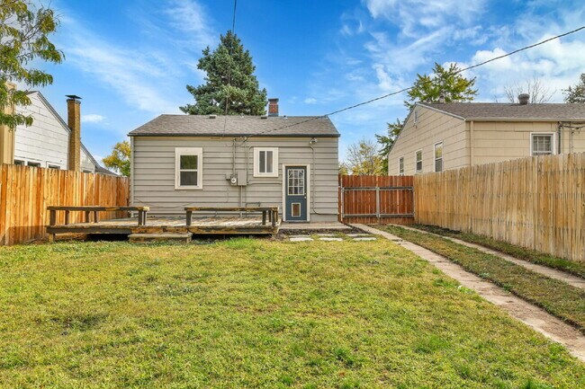 Building Photo - 3 Bedroom 2 Bathroom Home Available August 7th!