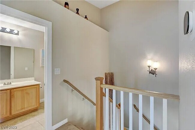 Building Photo - Updated 3BR Townhome w/ Private Yard in Gated-Style Community