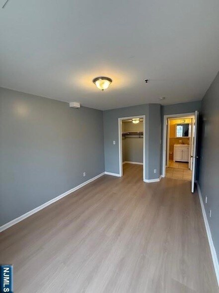 Building Photo - 358 Hawthorne Ave