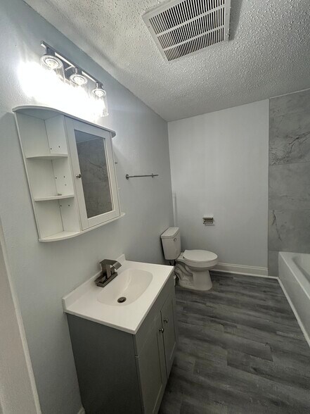 Full bathroom upstairs - 3609 Golden Dr