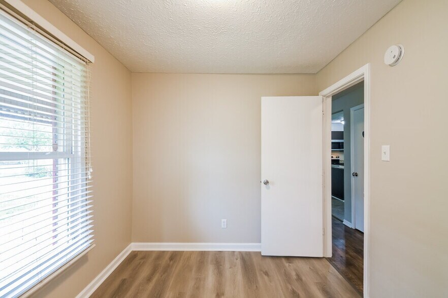 Building Photo - 4825 Manker St