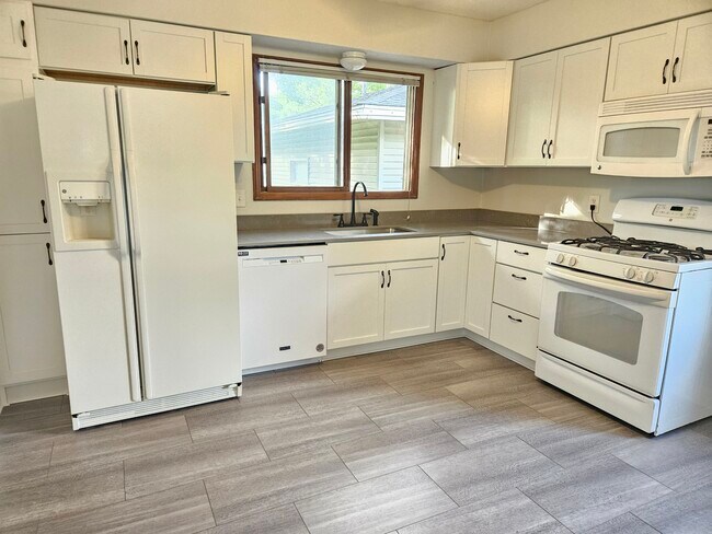 Newly remodeled kitchen - 4029 Mica Trail