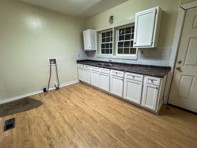 Building Photo - 3 Bedroom / 1 bath home, move in Ready!