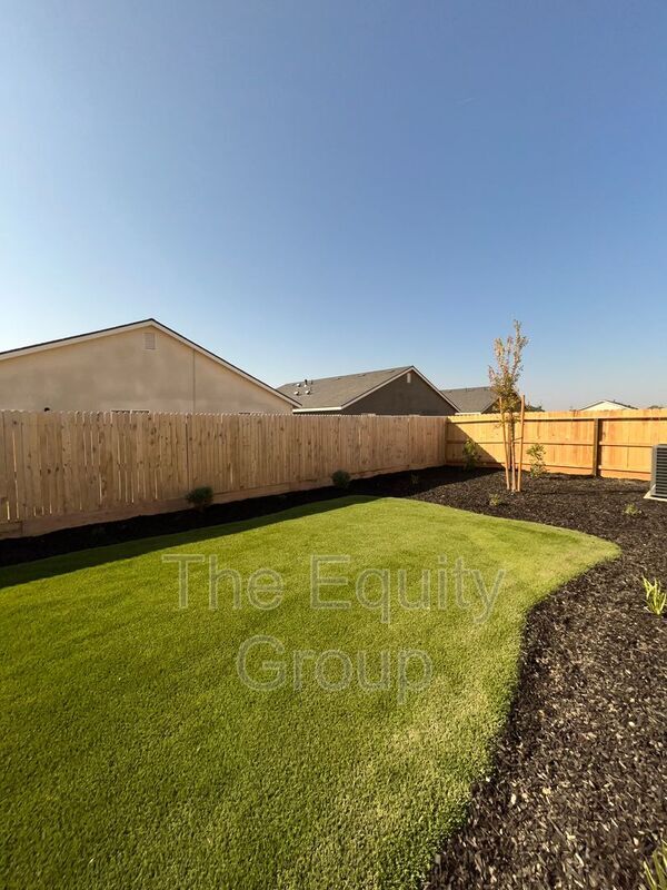 Building Photo - 7031 W Wren Ave