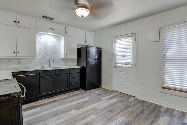 Building Photo - Four Bedroom in Tech Terrace or Three bed with extra space