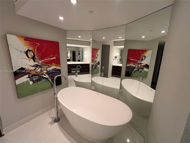 Building Photo - 300 South Pointe Dr