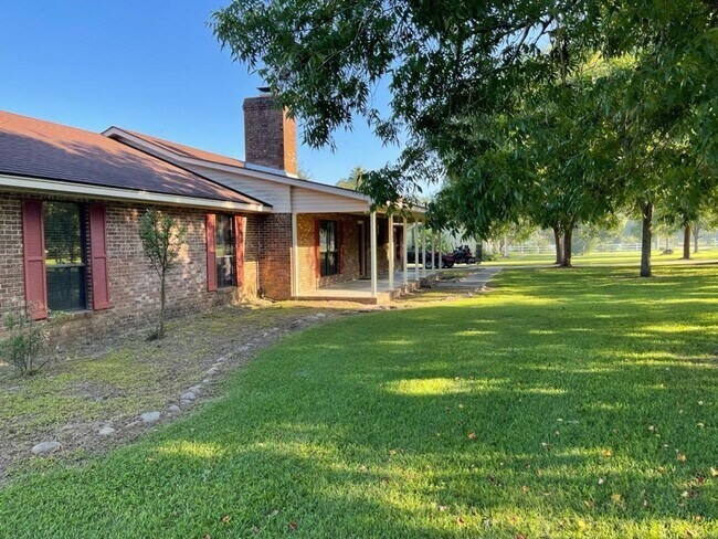 Building Photo - !!$500 off First months Rent!! Private 1-Acre Retreat with Pool, Screened Porch & Spacious Interior