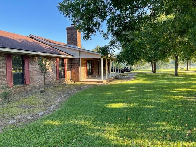 Building Photo - Private 1-Acre Retreat with Pool, Screened...