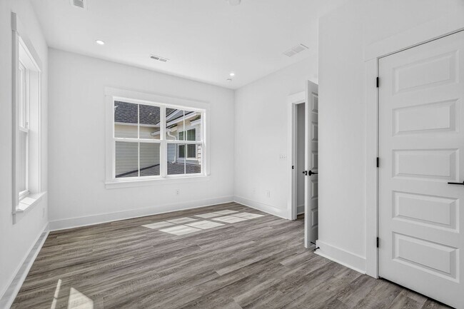Building Photo - Modern Comfort in the Heart of Johns Island