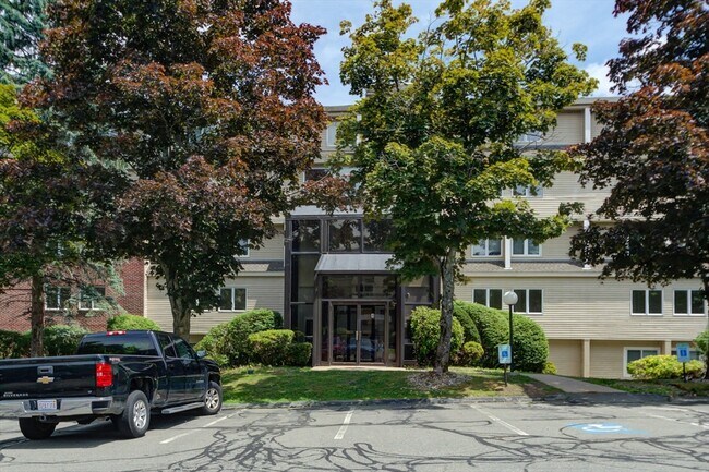 Primary Photo - 4 Duck Pond Rd