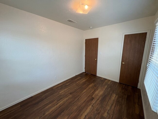 Building Photo - NW Visalia corner lot home available now!