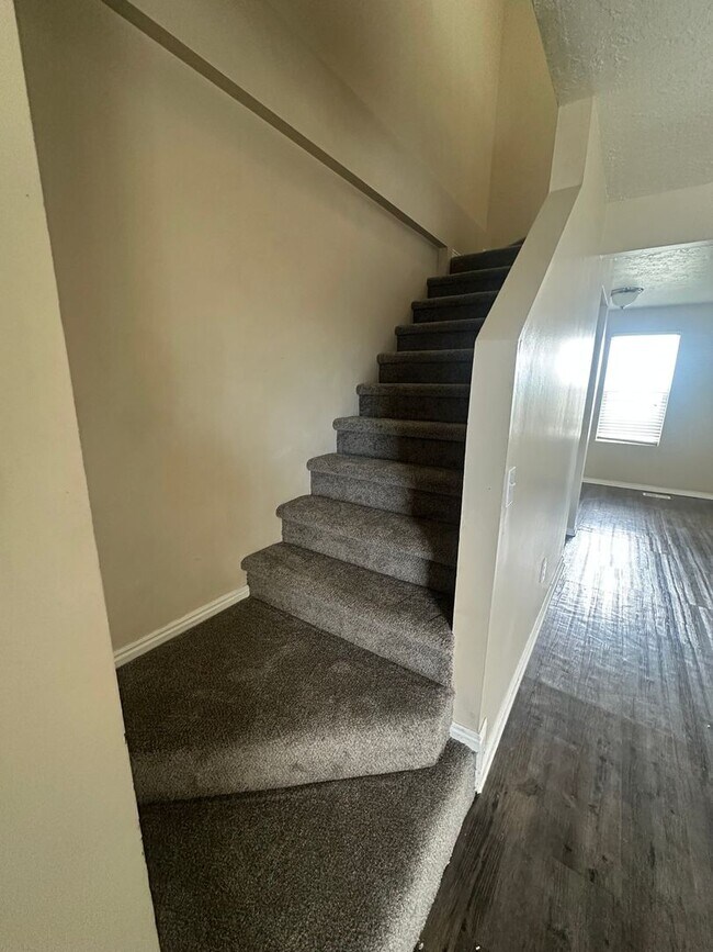 Building Photo - BEAUTIFUL TOWNHOME!!!