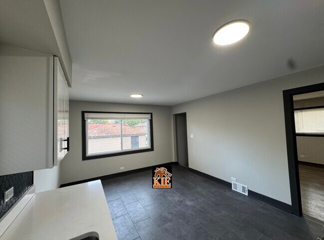 Building Photo - 14527 Irving Ave