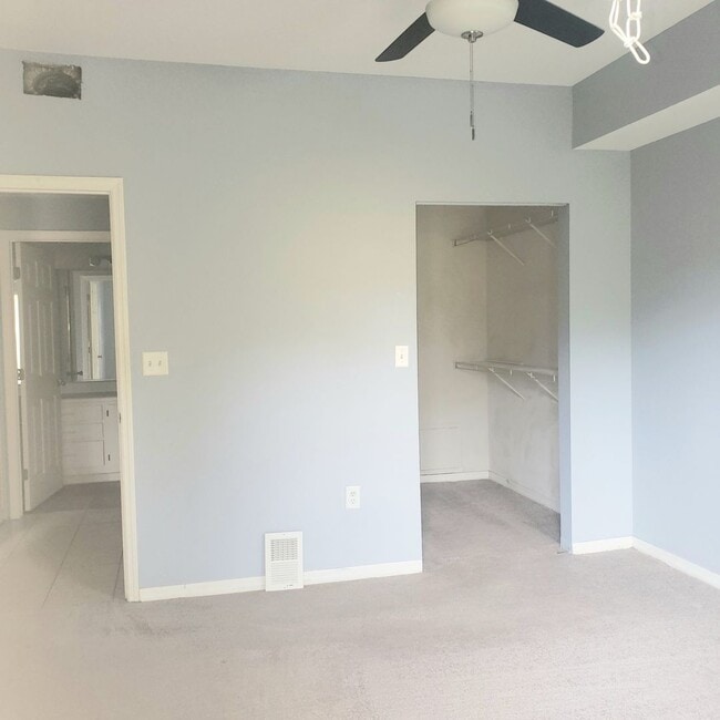 Building Photo - Water view! great 2nd floor 1bed/1bath in desirable Pinnacle at Carrollwood condo