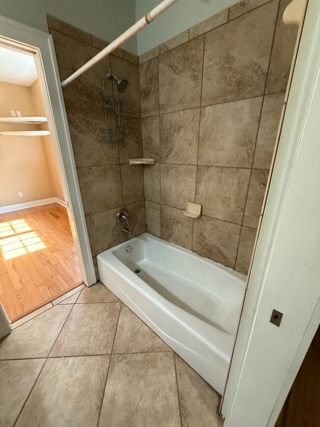 Building Photo - 4/3 House off of Bellevue! Available August 2026!