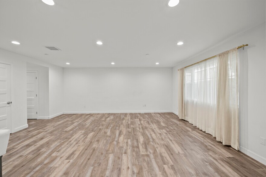 Building Photo - 9104 Burnet Ave