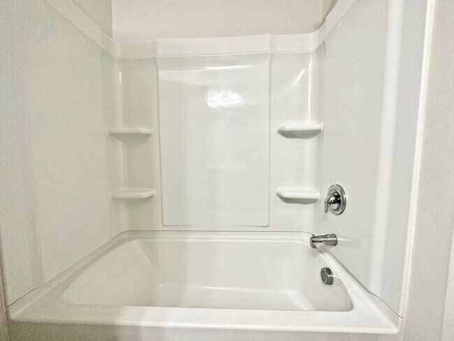 Building Photo - Unfurnished three bedroom 2.5 bathroom Tow...