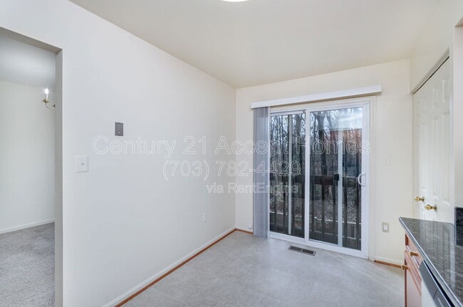 Building Photo - 6143 Summer Park Ln