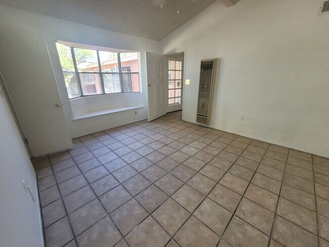 Building Photo - Ready to View!!