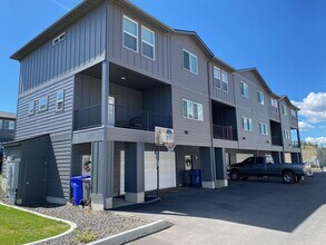 Building Photo - Stunning 3-Bed, 2.5-Bath 3-Level Townhomes in Deer Park, Townhomes Available September 10th!