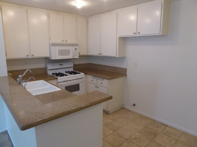 Building Photo - 1 Bedroom Condo in Canyon Country!