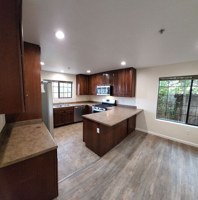 Building Photo - LOCATION-CLOSE PROXIMITY TO POLY CAMPUS