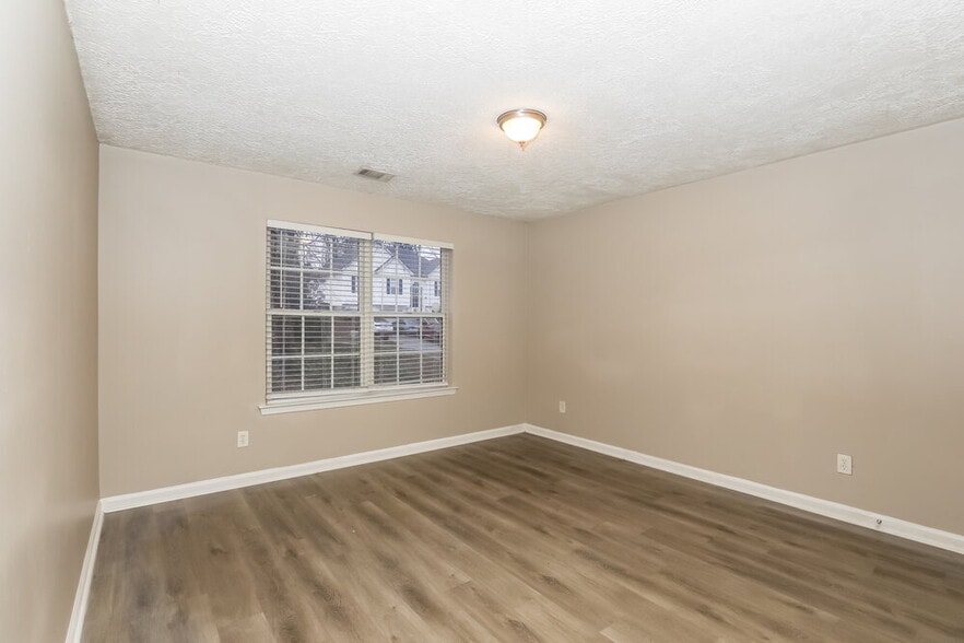 Building Photo - 7430 Royale Ln