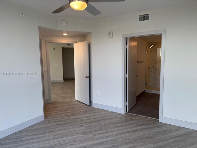 Building Photo - 9000 Ramblewood Dr