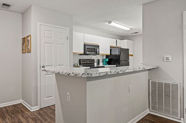 Building Photo - FULLY FURNISHED EXCLUSIVE SHORT AND MIDTERM RENTAL ONLY!