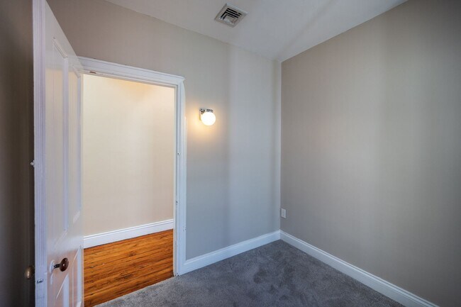Building Photo - 206 S 43rd St