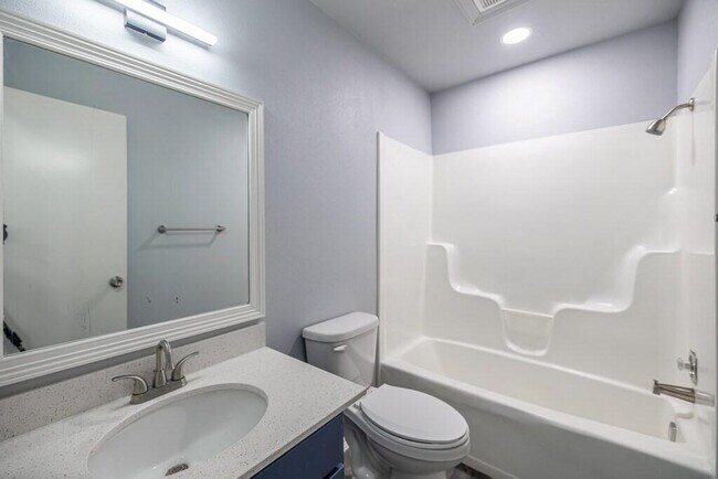 Building Photo - 1701 N Lewis Ave