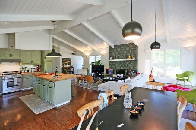 Building Photo - Gorgeous 4BR/3BA Single Family Home in the heart of Sonoma Wine Country, Pool, Deck, Pickle Ball ...