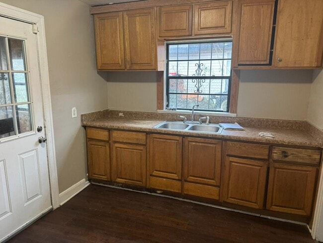 Building Photo - 2027 36th Ave N