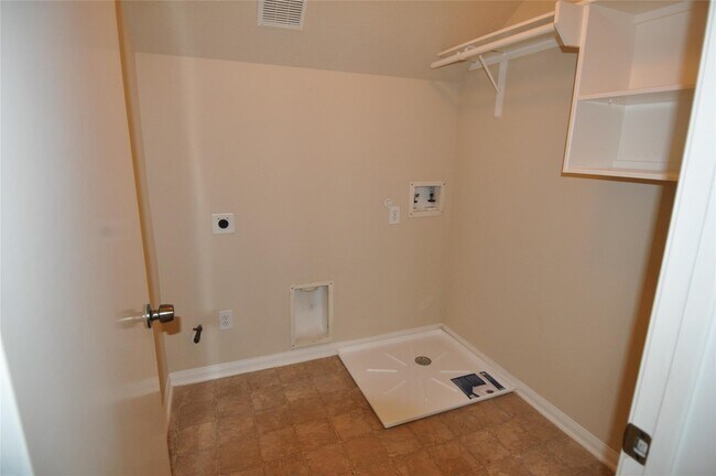 Building Photo - 5823 Ridgebluff Ln