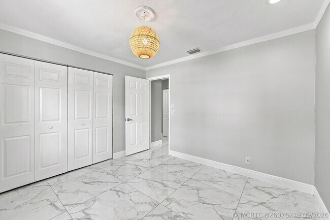 Building Photo - 372 W Riverbend Dr
