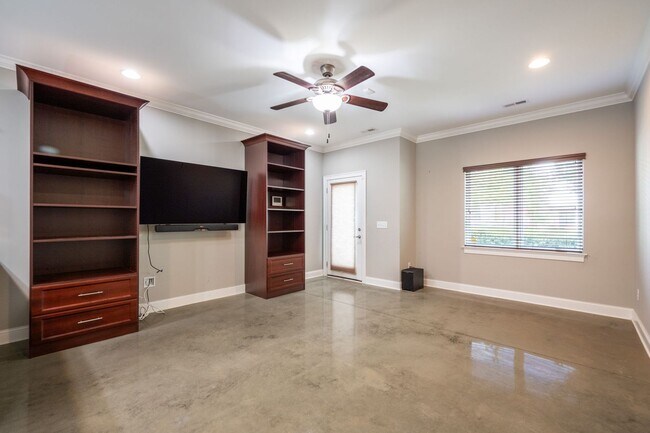 Building Photo - Location, Location , Location with this Beautiful Townhome