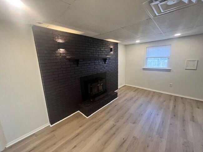 Building Photo - 4BR/1Ba house-Ready to make your new home!