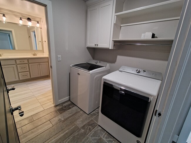 Building Photo - 609 Timberbrook Dr