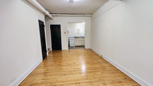 Building Photo - 1919 W Berteau Ave