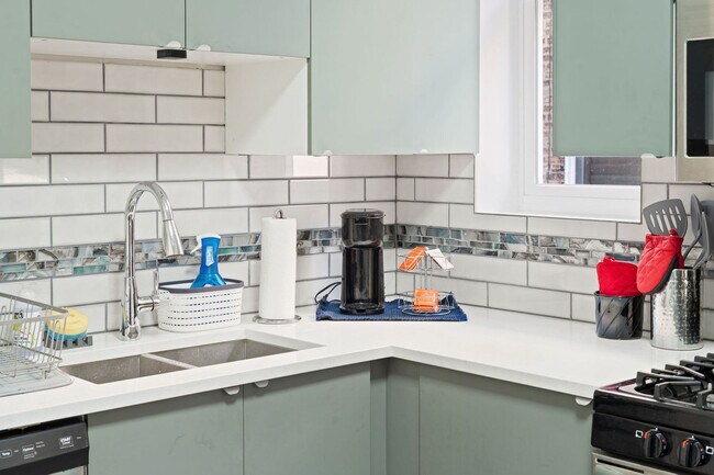 Building Photo - 6229 N Wayne Ave