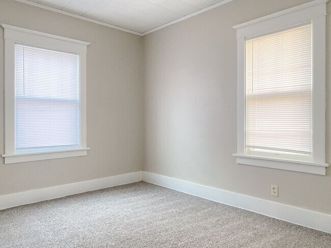 Building Photo - 2436 Laurel Ave N