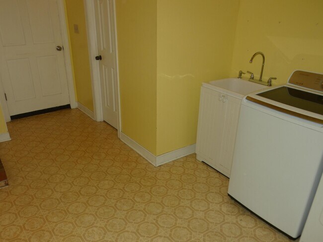 Building Photo - 10451 Edgehill Ln