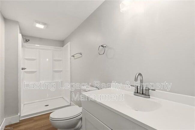 Building Photo - 2051 Bloomfield Dr