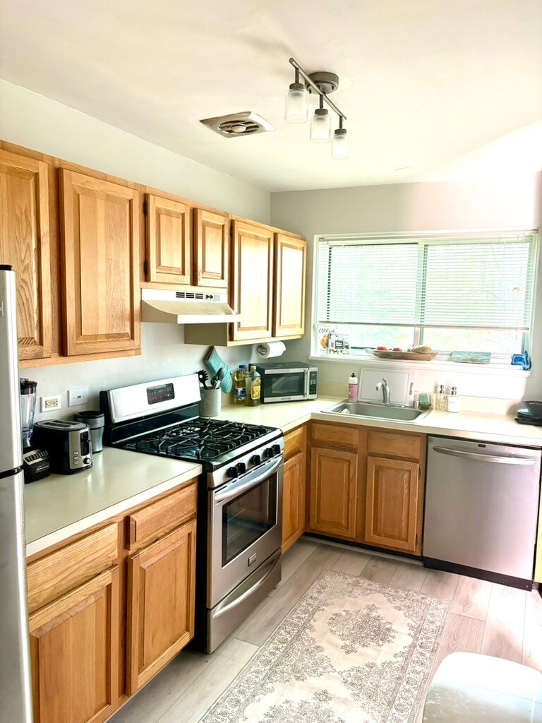 Building Photo - 10618 Kenilworth Ave