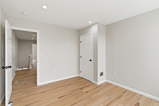 Building Photo - 2427 Ashland Ave