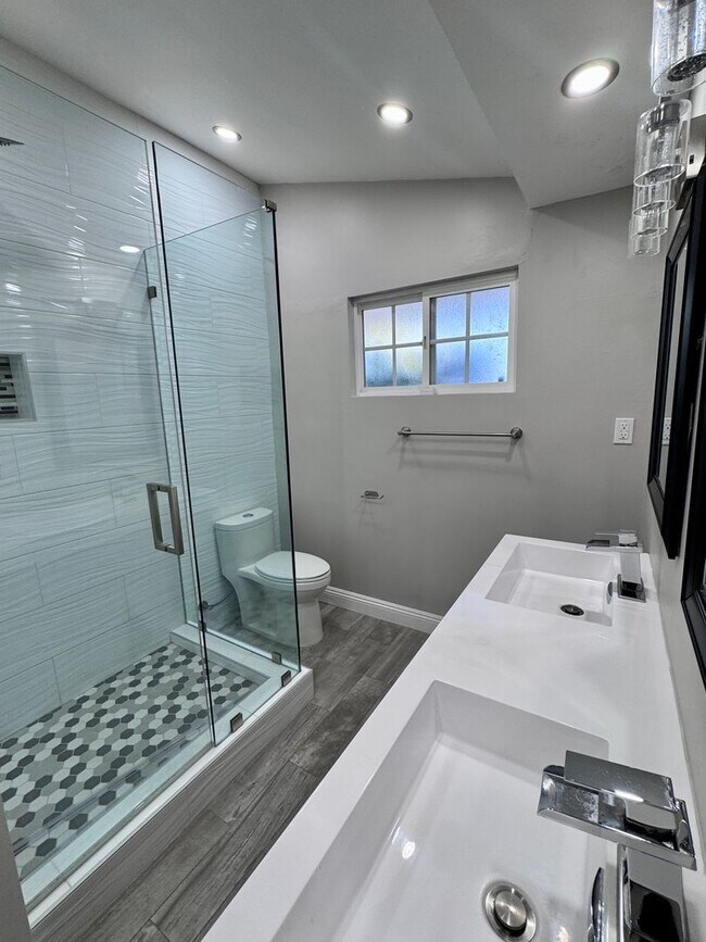 Building Photo - Beautifully remodeled 4 bedroom house in prime Woodland Hills Neighborhood
