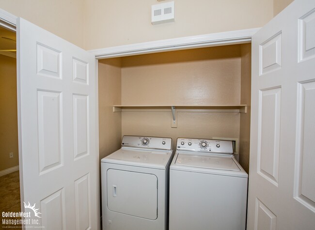 Building Photo - Inviting 3Bdm 2Ba Single-Story Home in Henderson! 55 Plus Community.