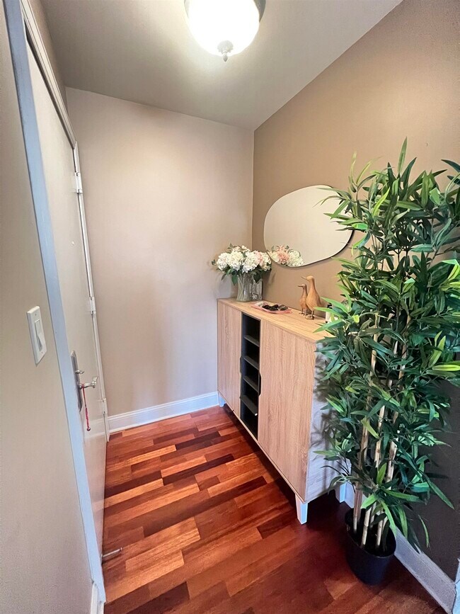 Building Photo - 700 1st St