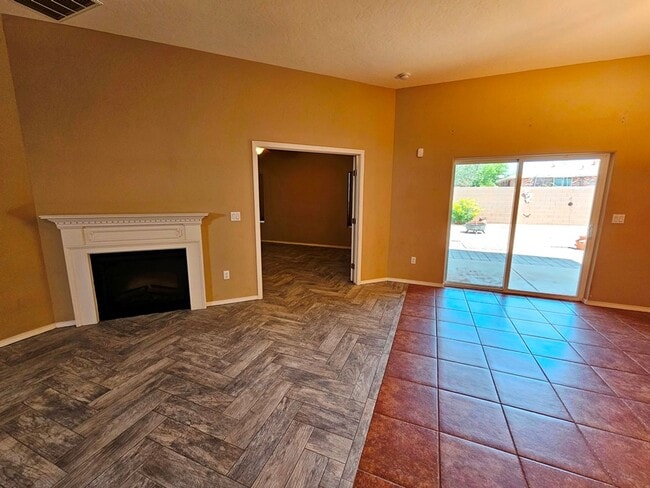 Building Photo - Beautiful Golf Course Area Home with 4 Bed...