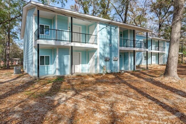 Building Photo - Newly Renovated 2 Bedroom Apartments Near I-26 and Costco!